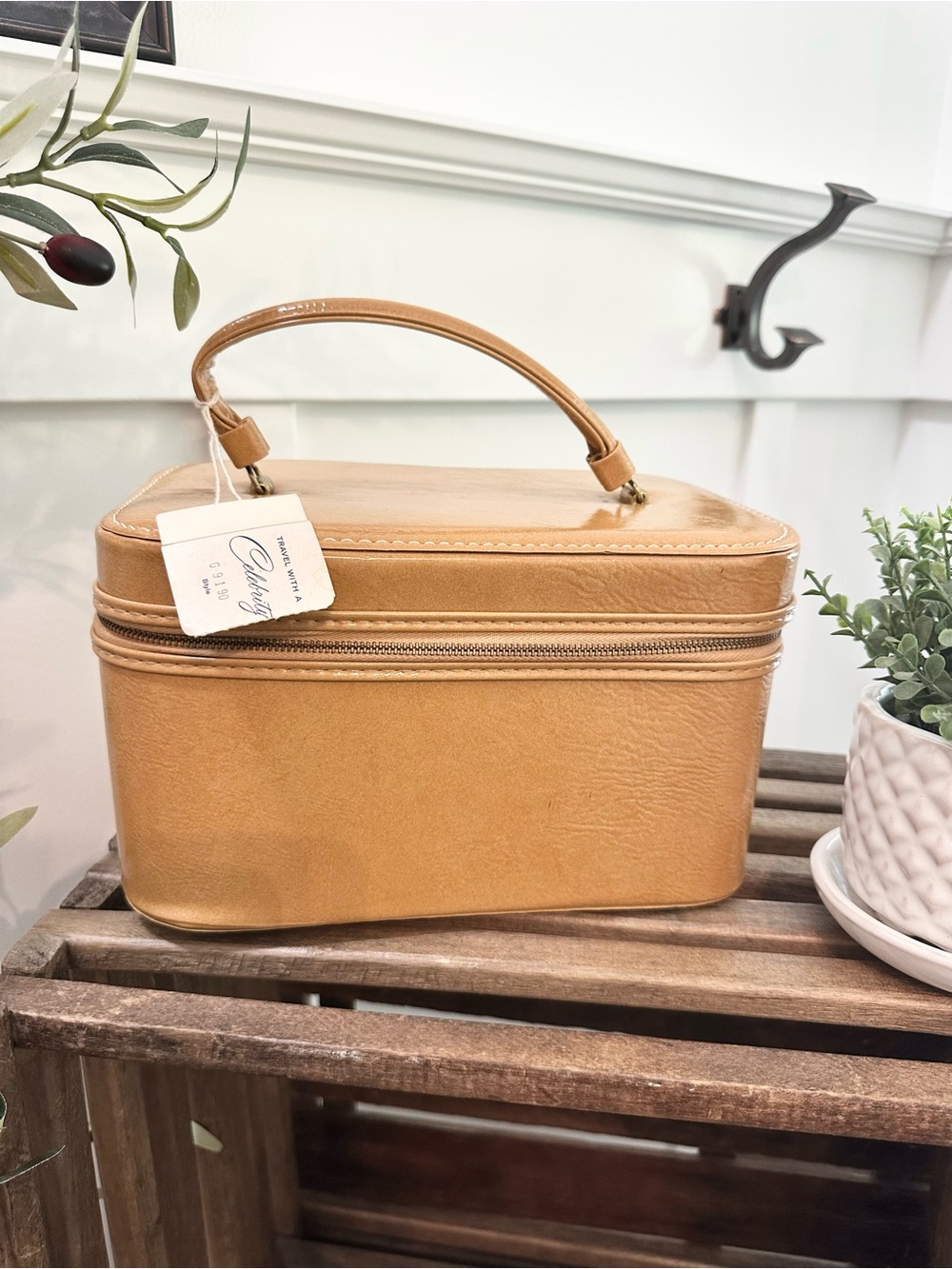 Vintage Style Tan Leatherette Train Case Handbag Mirror Brass Accents 10 x 7 x 6